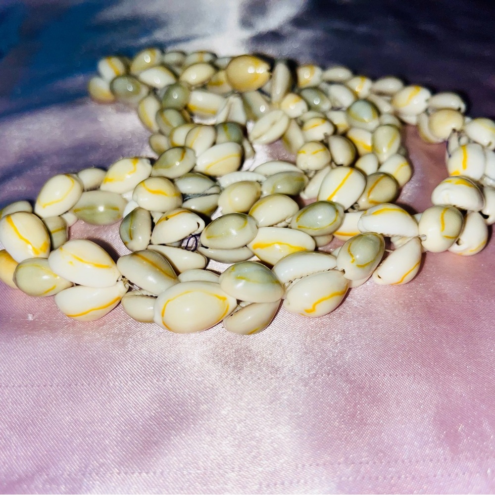 Vintage Hawaiian Cowrie Shell Lei